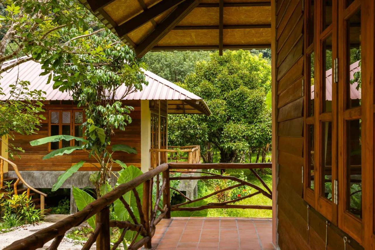 Monkey Mansion - Jungalows & Tours Khao Sok National Park Exterior foto