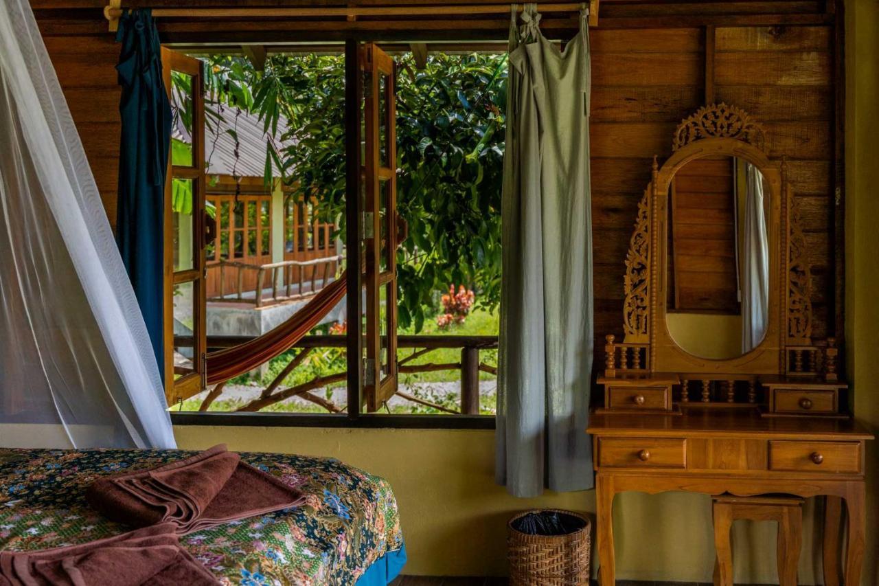 Monkey Mansion - Jungalows & Tours Khao Sok National Park Exterior foto
